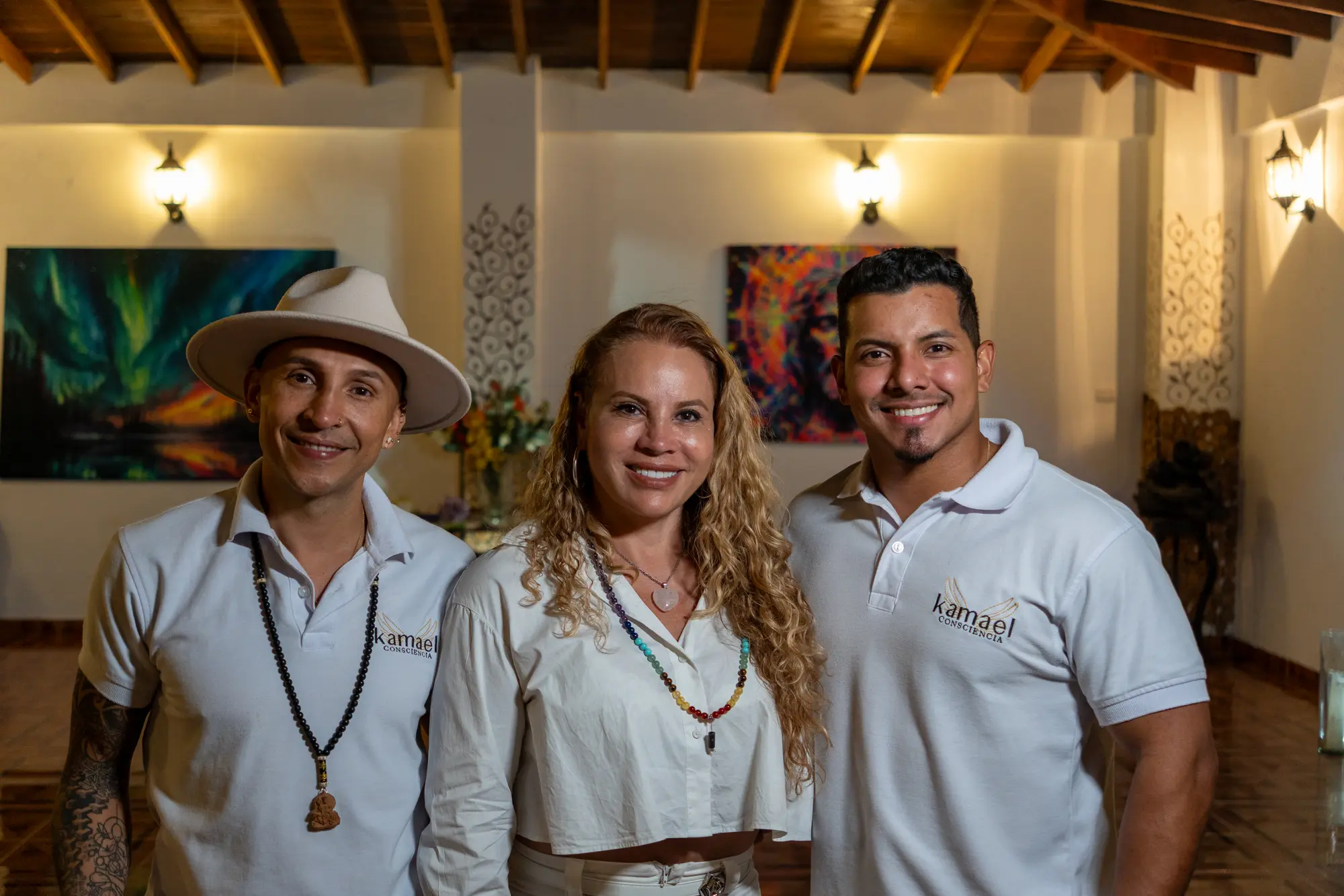 Tres integrantes del equipo KAMAEL en el interior de la casa, bajo el techo de madera