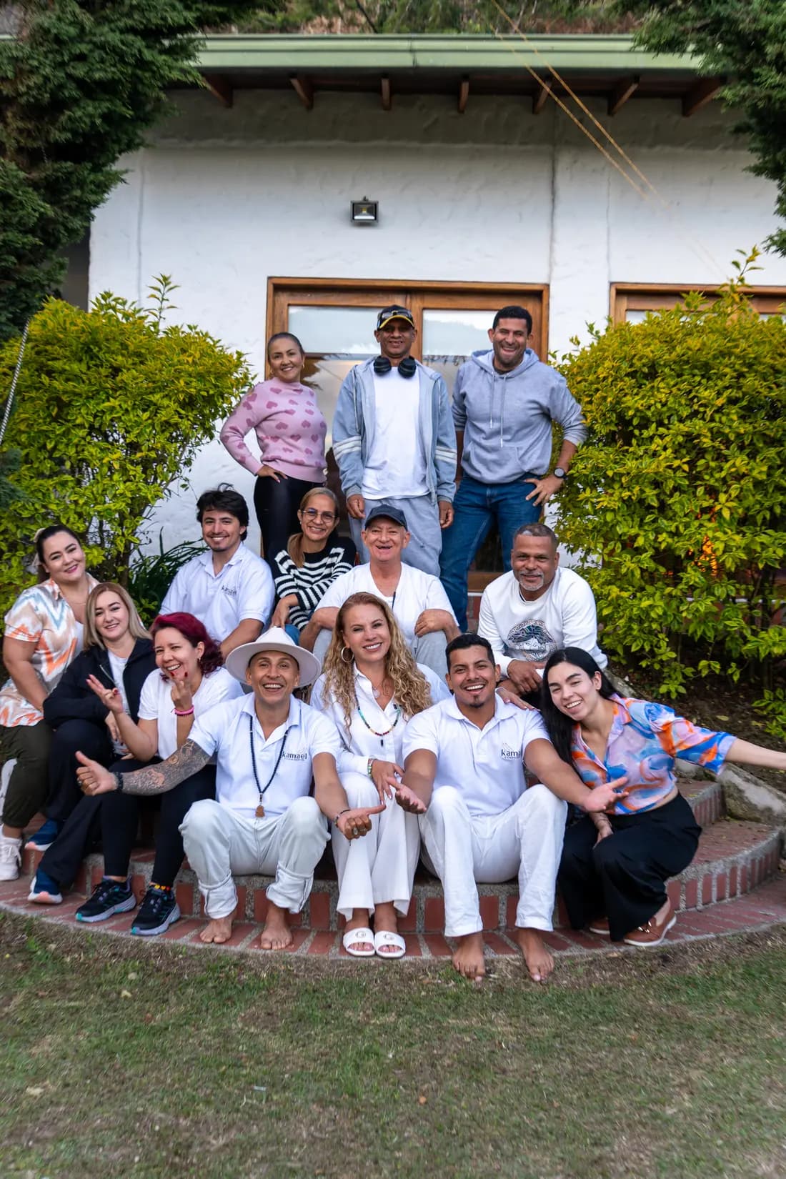 Foto grupal de participantes y equipo frente a la casa, al terminar el encuentro
