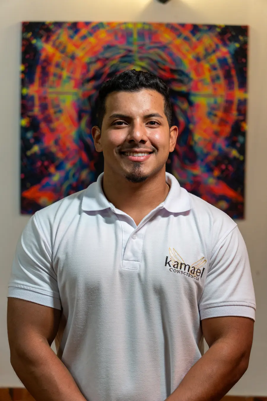 Retrato de Angel Giraldo con camiseta blanca de KAMAEL en Casa KAMAEL