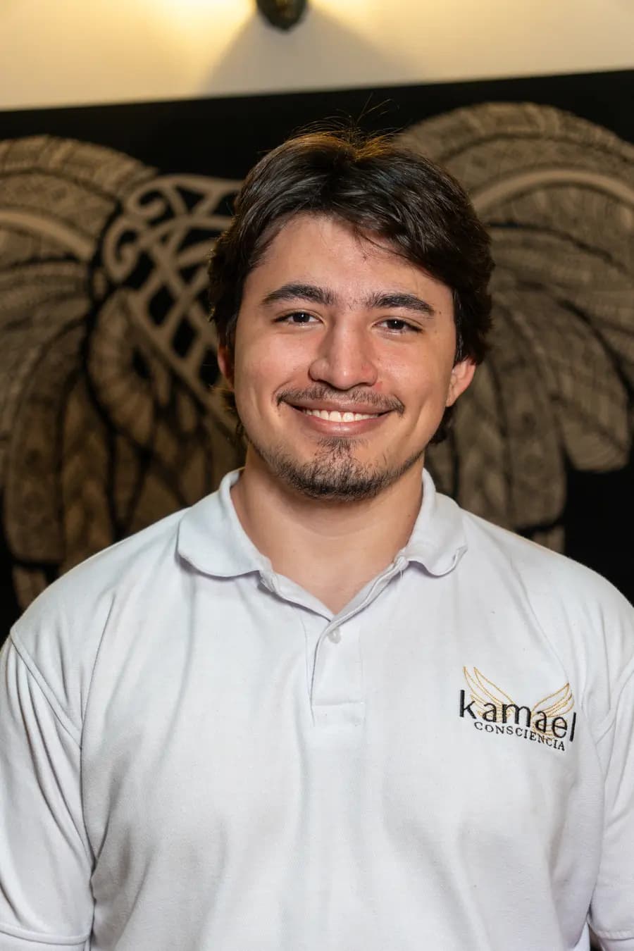 Retrato de Emmanuel Hernández con camiseta blanca de KAMAEL en Casa KAMAEL