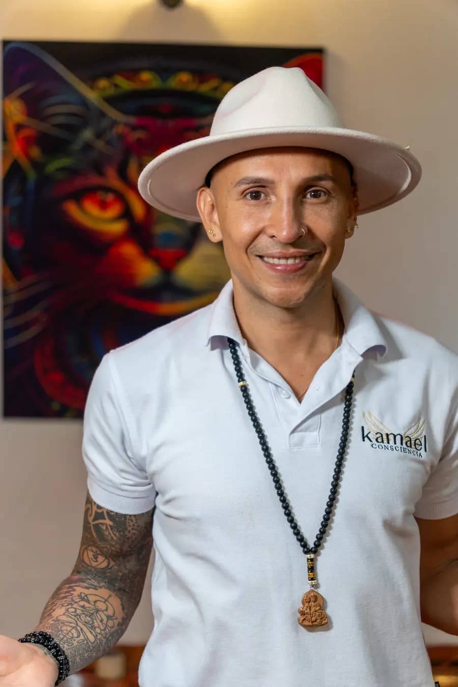 Retrato de Juan Gonzalo Correa Jiménez con sombrero blanco en Casa KAMAEL