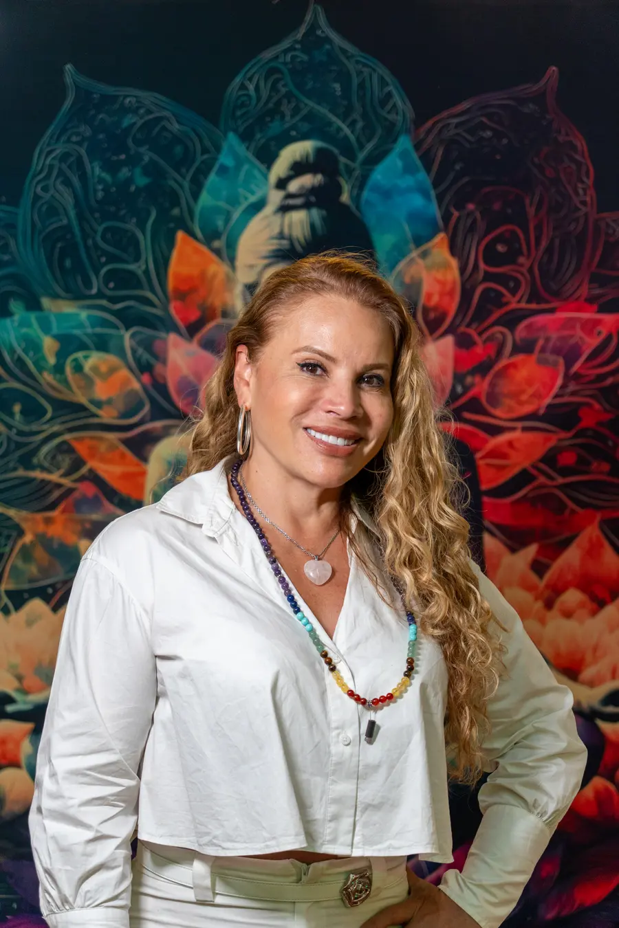 Retrato de Ximena Melo con camisa blanca en Casa KAMAEL