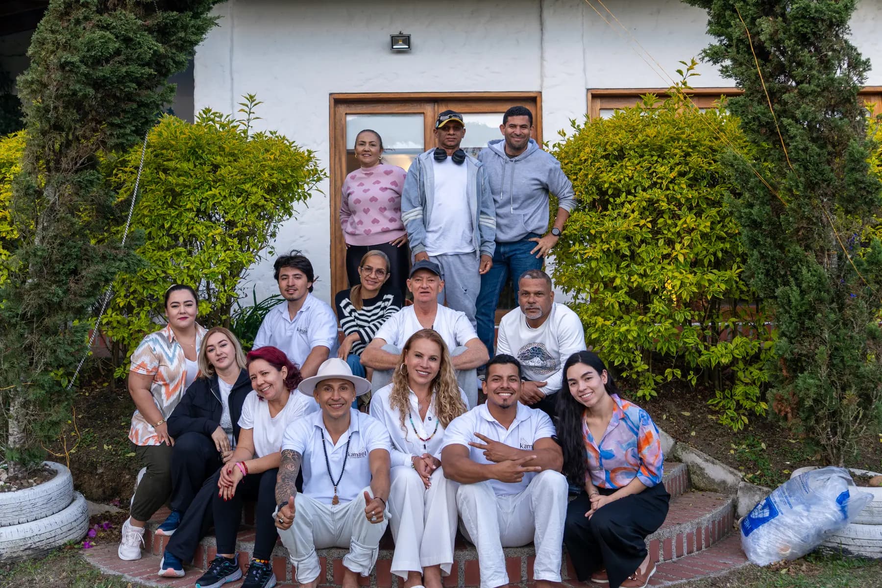 El grupo completo del taller posa frente a la fachada de Casa KAMAEL